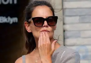 After the collapse of her personal life, Katie Holmes walks around New York with her breasts wide open, teasing her ex Jamie Foxx