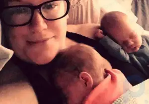 Eine Frau mit zwei Gebärmutter wurde mit zwei Babys auf einmal schwanger und gebar sicher