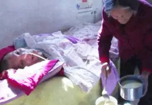 Un Chinois est sorti du coma après 12 ans pour le plus grand plaisir de sa mère, qui a dépensé tout son argent pour son traitement: