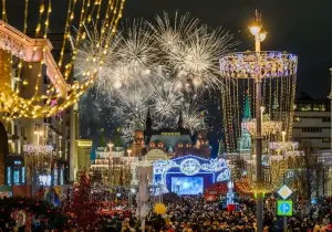Buchen Sie Weihnachtsbäume und Eisshows: Das Journey to Christmas-Festival findet in Moskau statt