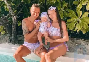 Fans von Dmitry Tarasov werden von seiner „mädchenhaften“ Badehose, die zu den Outfits seiner Frau und seiner Tochter passt, entmutigt