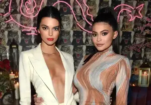 Bei solchen Verwandten braucht es keine Feinde: Kendall Jenner ist wegen ihres Erfolgs eifersüchtig auf Kylie, und sie provoziert ihre Schwester nur zu einem neuen Konflikt