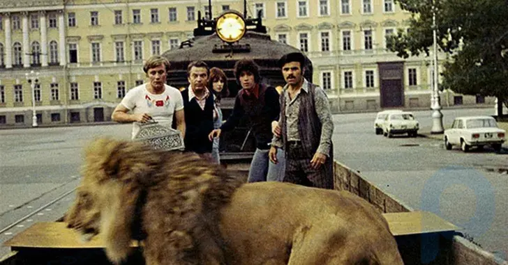 A morte do primogênito e o hospital psiquiátrico: como os leões das estrelas de cinema no apartamento se tornaram uma maldição para a família soviética