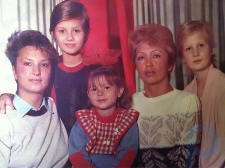 Victoria Bonya with her family