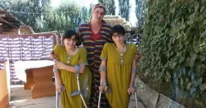 „Sie waren eifersüchtig auf ihre schwangere Schwester und schlugen ihre Mutter mit Krücken, um ihre Beine zu fordern“: Was geschah mit den siamesischen Zwillingen Zita und Gita?