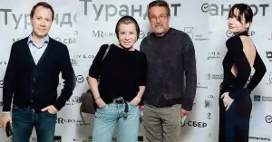 Galich mostró su espalda desnuda, Yarmolnik vino con su esposa: estrellas en el estreno de “Turandot” en el Teatro Bogomolov
