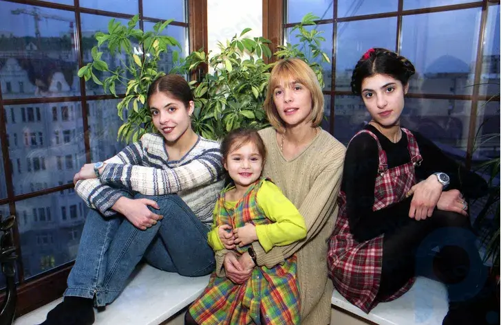 The daughters of Vera Glagoleva gathered in Moscow: they went to a restaurant, but did not visit their mother’s grave