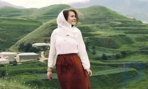 Tragen Sie keine kurze Kleidung, küssen Sie keinen Mann: 7 Regeln für Mädchen, die nach Dagestan reisen