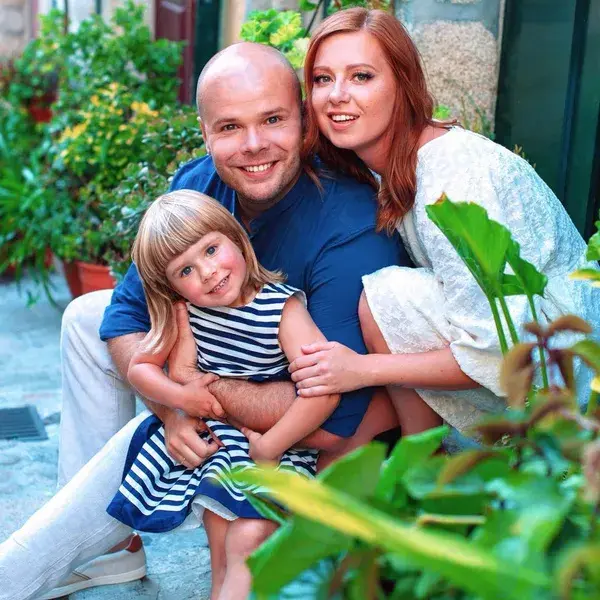 Yulia Savicheva mit ihrem Ehemann Andrey und ihrer Tochter