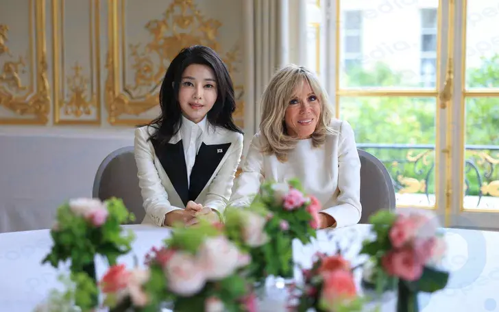 Kim Keon-hee ve Brigitte Macron