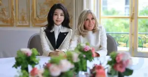 Güney Kore'nin First Lady'si oyuncak bebek görünümüyle şaşırtıyor: 50 yaşındayken 30 yaşında görünüyor