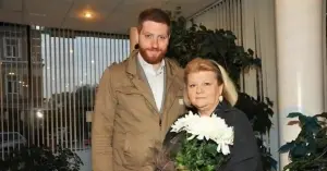 Der Sohn von Irina Muravyova heiratete eine Kopie seiner Ex-Frau – sechs Monate nach der Scheidung