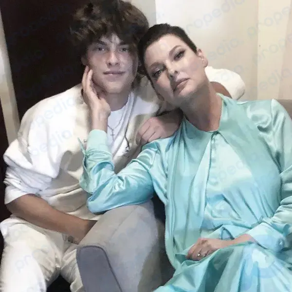 Linda Evangelista con su hijo Agosto