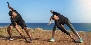 17 exercices avec un bâton de gymnastique pour développer la flexibilité et prévenir les douleurs et les blessures