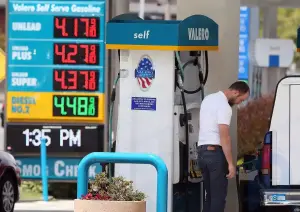 ABD, Rusya'nın Petrol Yasağını Düşünürken Akaryakıt Fiyatları 10 Yılın En Yüksek Seviyesine Ulaştı