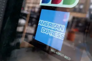 Les ventes d'Amex manquent aux estimations alors que la croissance ralentit et qu'elle réserve plus d'argent pour les défauts de paiement