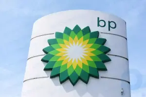 BP neft va gaz narxining pasayishi bo'yicha daromadning pasayishi haqida xabar bergan so'nggi energetika firmasidir