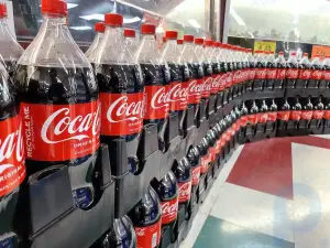 Coca-Cola ikki xonali daromad oshganidan keyin istiqbolni oshiradi