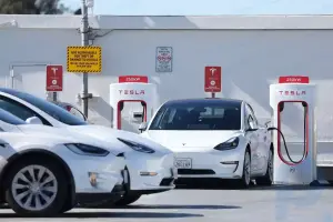 Tesla aktsiyalari bir nechta EV zaryadlovchi firmalar Tesla ulagichlarini qo'shishi kabi rekord o'rnatdi