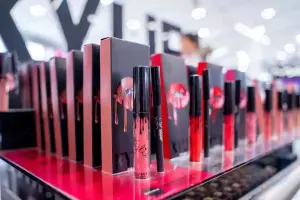 Les actions d'Ulta Beauty chutent alors que le détaillant de produits de beauté met en garde contre un ralentissement de la croissance