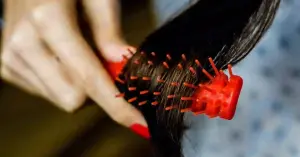 Caída del cabello por caspa: por qué la caspa provoca la caída del cabello y cómo detenerla