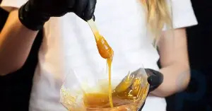10 научно обоснованных способов, которыми мед полезен для волос