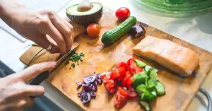 Qué comer durante su período: pescado, verduras de hoja verde, yogur y más