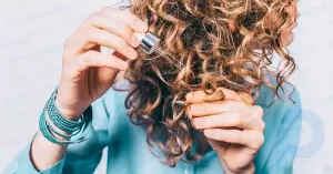 5 remédios caseiros para cabelos crespos, além de produtos e dicas de prevenção