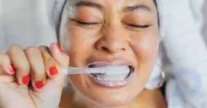 Cómo cepillarse los dientes con un cepillo de dientes estándar o eléctrico