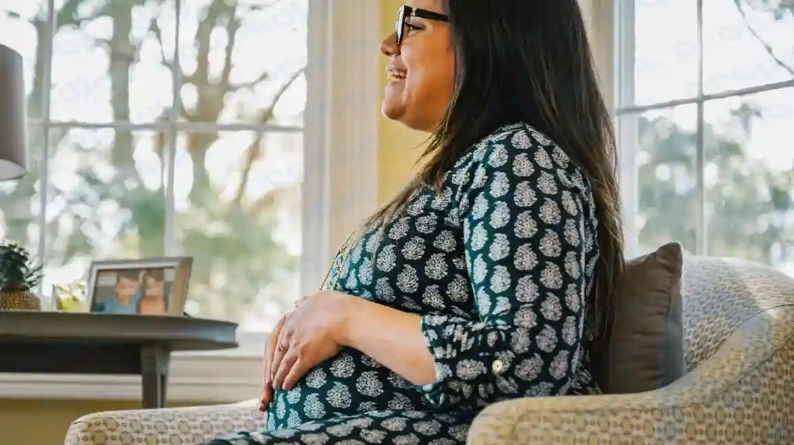 femme enceinte souriante de profil