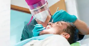 Espícula ósea después de un procedimiento dental: protrusión ósea en las encías