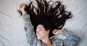 So schlafen Sie mit langen Haaren, um die Gesundheit Ihrer Haare zu schützen