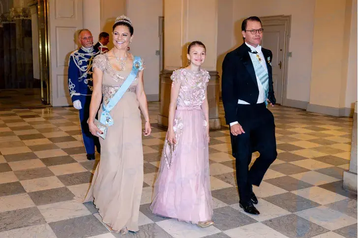 İsveç Veliaht Prensesi Victoria, kocası Daniel ve en büyük kızı Estelle ile birlikte