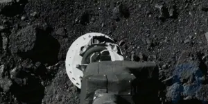 Die NASA hat erstmals Bodenmaterial des Asteroiden Bennu gezeigt: Darin wurden Kohlenstoff und Wasser gefunden