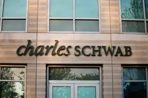 Charles Schwab supera estimativas de lucro e se move para economizar US$ 1 bilhão por ano