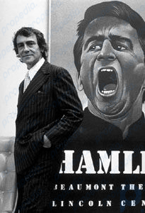 1977 年に製作した『ハムレット』のポスターの前に立つジョセフ・パップ。