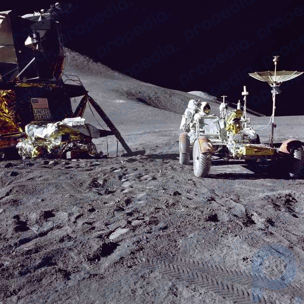 Пилот лунного модуля «Аполлон-15» Джеймс Б. Ирвин загружает оборудование в рамках подготовки к первому выходу в открытый космос на Луну.