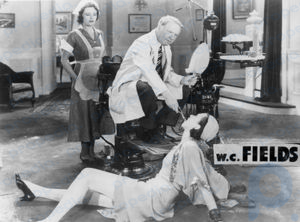 WC Fields en The Dentist (1932), cortometraje producido por Mack Sennett.