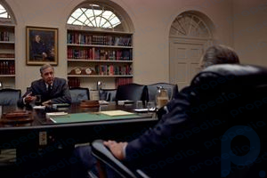 Встреча Юджина Дж. Маккарти с Линдоном Б. Джонсоном (спиной к камере) в кабинете министров Белого дома, Вашингтон, округ Колумбия