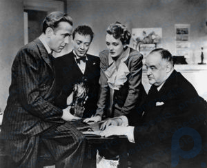 (De izquierda a derecha) Humphrey Bogart como Sam Spade, Peter Lorre como Joel Cairo, Mary Astor como Brigid O'Shaughnessy y Sydney Greenstreet como Kasper Gutman en la versión cinematográfica de 1941 de la novela de Dashiell Hammett.