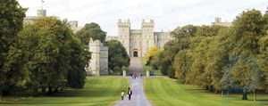Acérquese a George IV Gateway, en el ala sur del Castillo de Windsor, a través del Long Walk y el Great Park, Windsor, Berkshire, Inglaterra.
