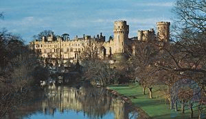 El castillo de Warwick sobre el río Avon, Warwickshire, Inglaterra.