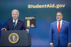 Aquí está quién se beneficiaría del nuevo intento de Biden de condonación de préstamos estudiantiles