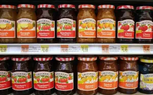 Déménageurs de midi : Albemarle chute après un déclassement, JM Smucker augmente grâce aux prévisions de bénéfices