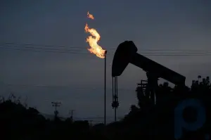 Los precios del petróleo se desploman a medida que la OPEP+ retrasa la reunión en medio de las negociaciones sobre el recorte de la producción