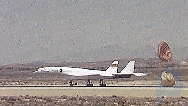 Observe el aterrizaje del XB-70A Valkyrie en la Base de la Fuerza Aérea Edwards, California