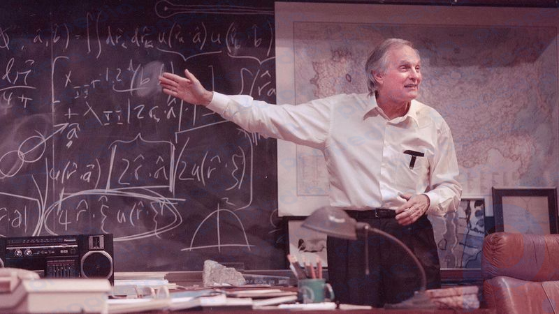 Escuche a Alan Alda hablar sobre sus preparativos para interpretar al físico iconoclasta Richard Feynman en el drama QED (2001).