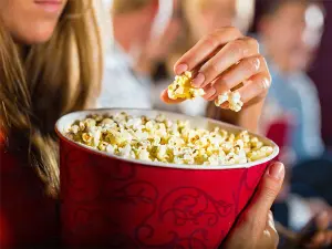 ¿Por qué los cines sirven palomitas de maíz?