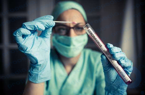 Médico sosteniendo un tubo de ensayo de coronavirus COVID-19