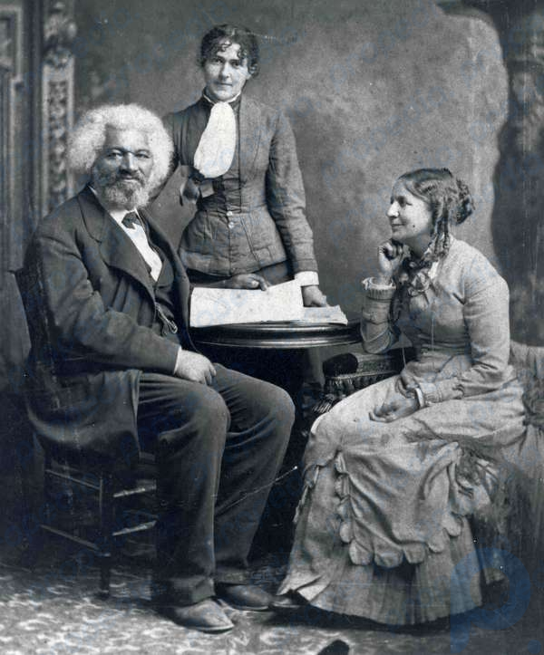 Frederick Douglass mit seiner zweiten Frau Helen Pitts Douglass (sitzend) und seiner Schwägerin Eva Pitts (stehend).
